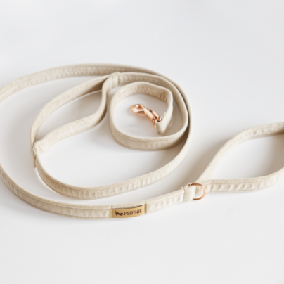 Welurowa smycz miejska dla psa w kolorze jasnego beżu