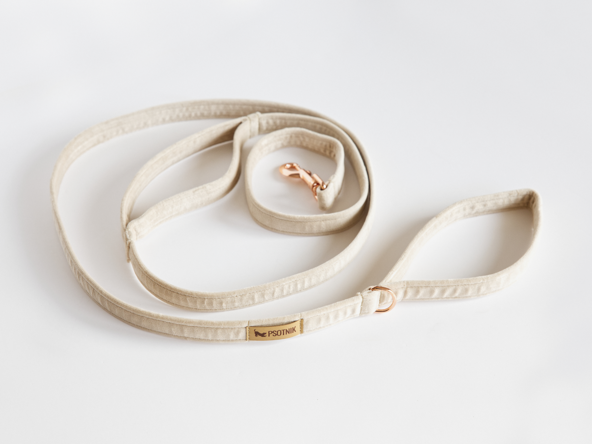 Welurowa smycz miejska dla psa w kolorze jasnego beżu