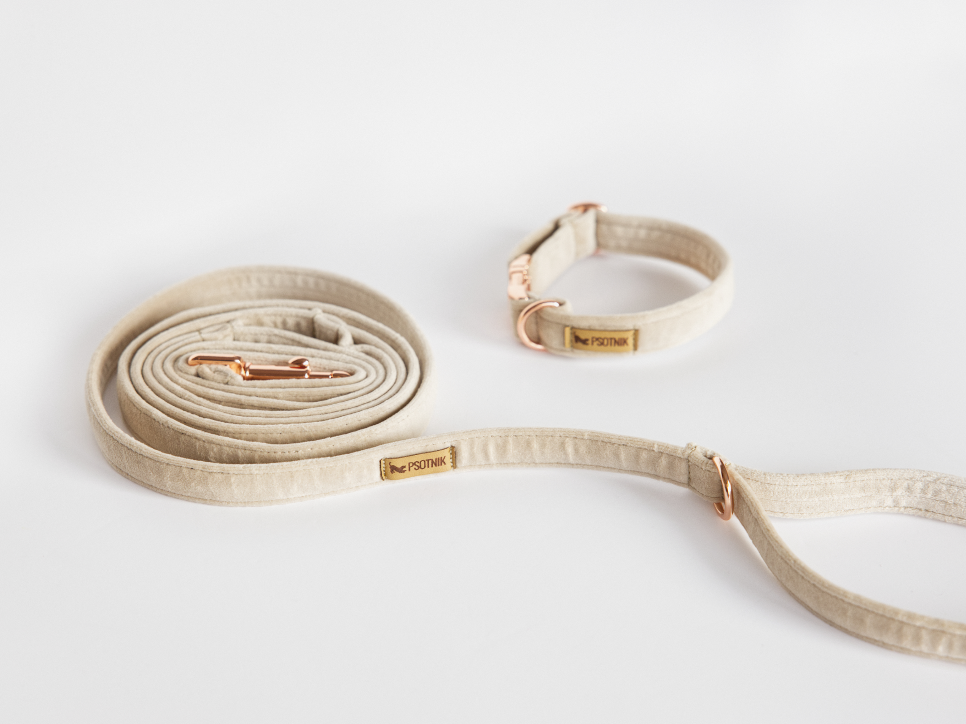 Welurowa smycz miejska dla psa w kolorze jasnego beżu z obrożą