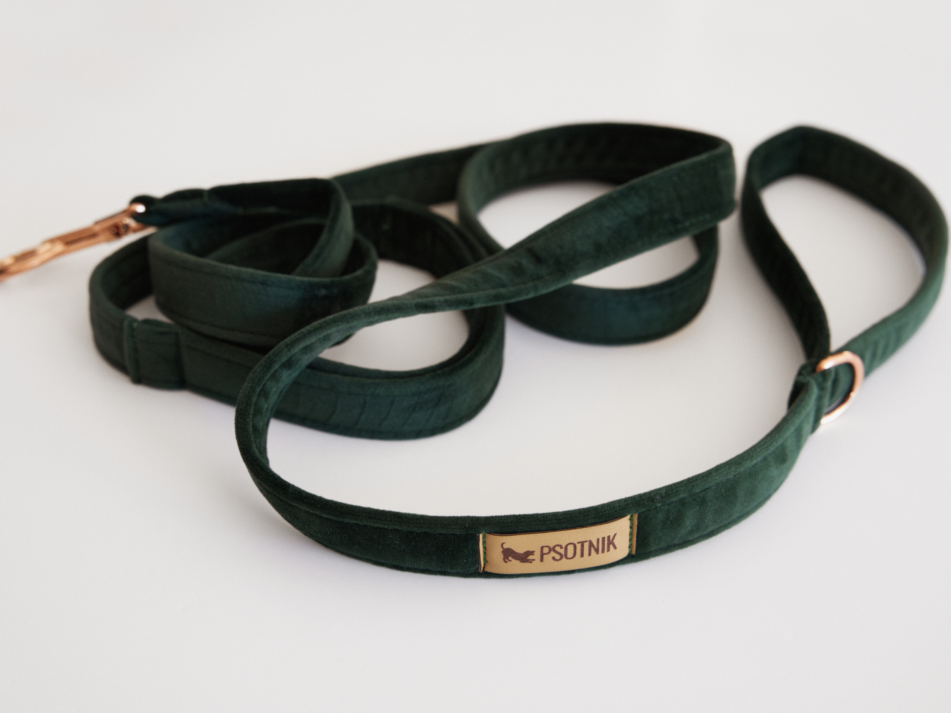 Welurowa smycz miejska dla psa w kolorze butelkowej zieleni