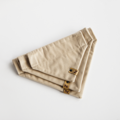 Welurowa bandana dla psa w kolorze jasnego beżu