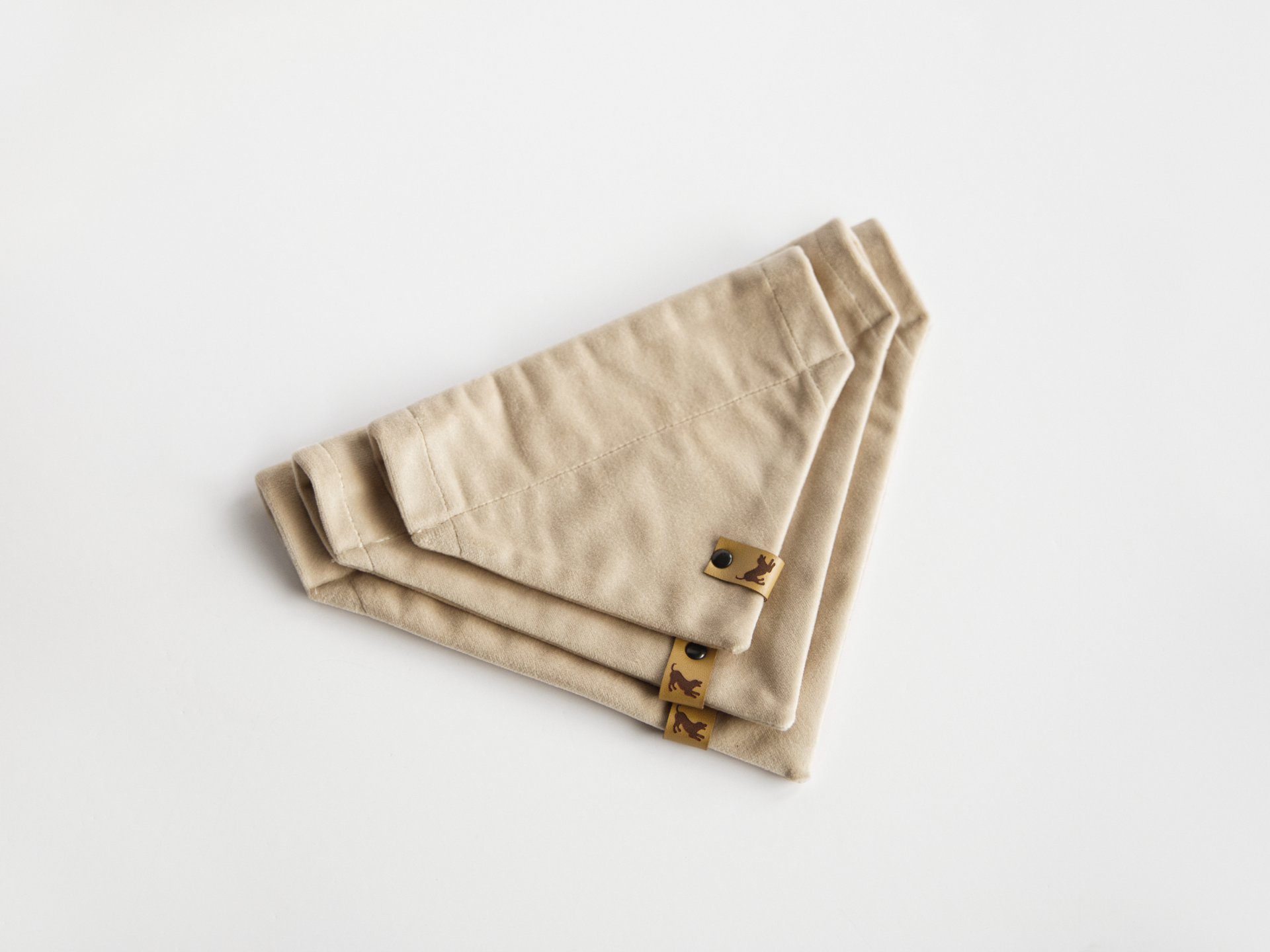 Welurowa bandana dla psa w kolorze jasnego beżu