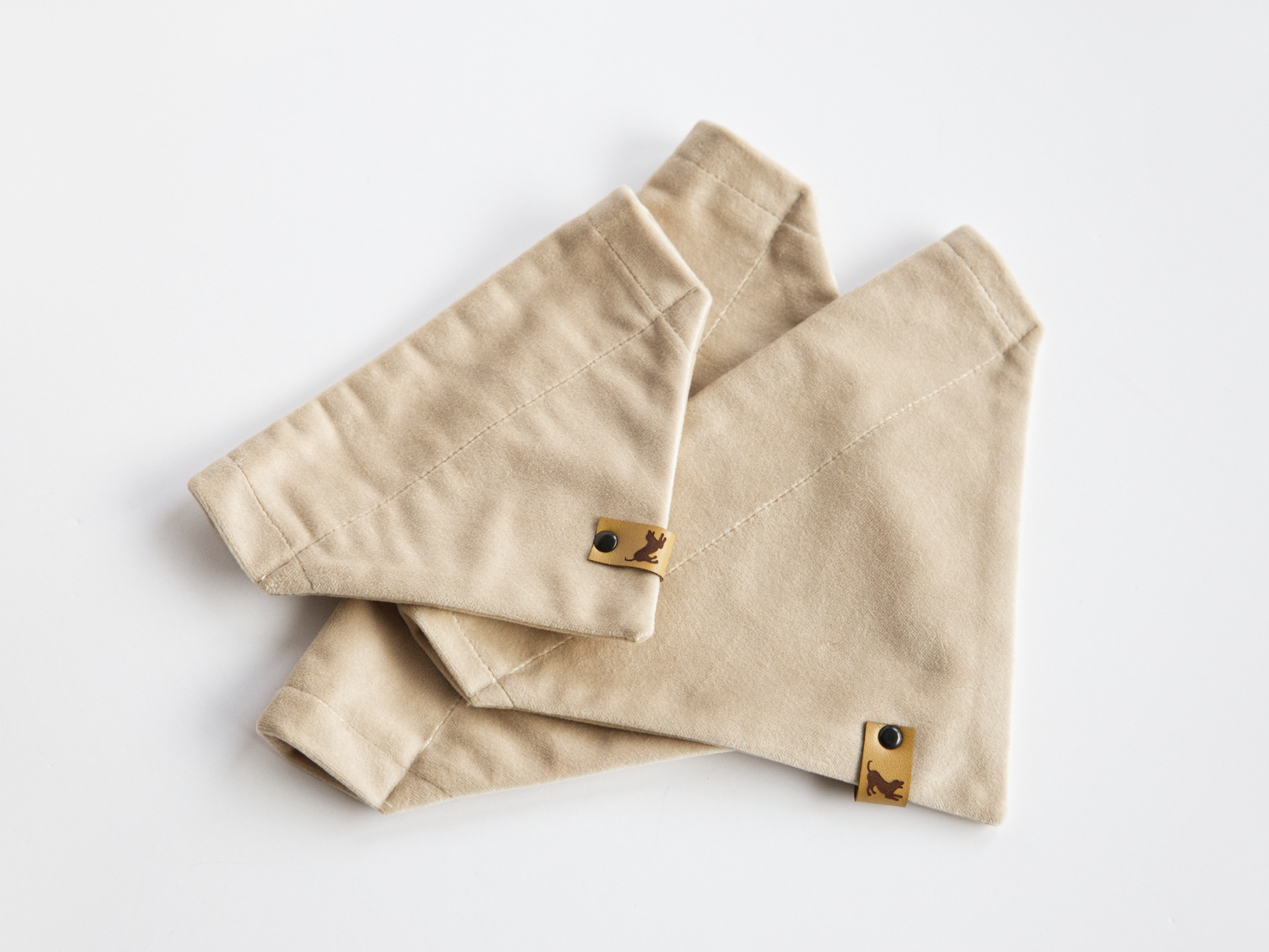 Welurowa bandana dla psa w kolorze jasnego beżu w różnych rozmiarach