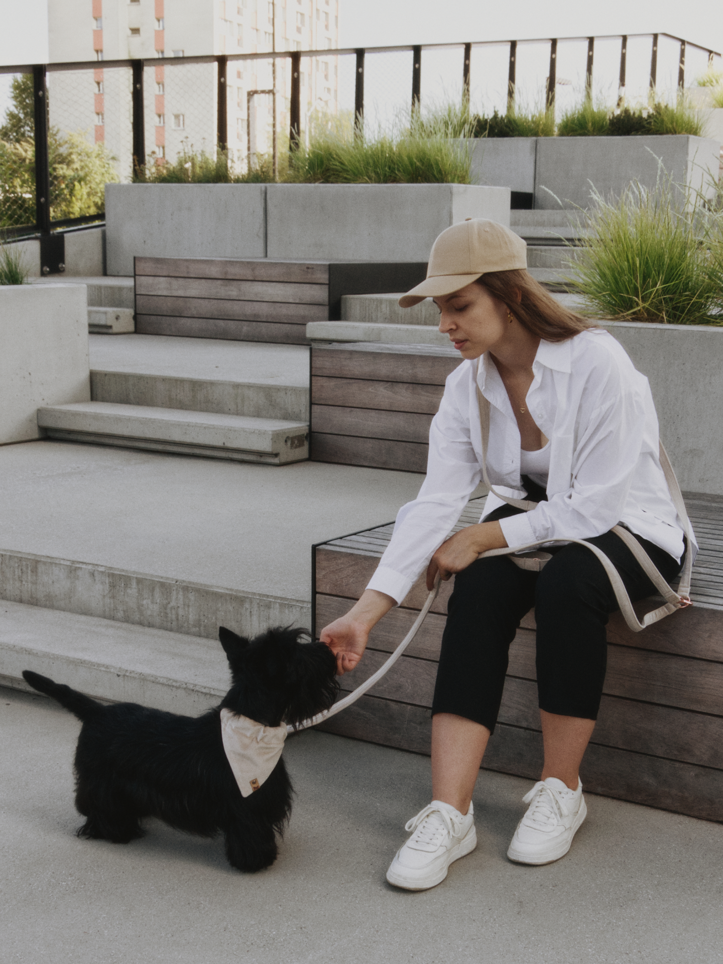 Zdjęcie psa w welurowej bandanie w kolorze jasnego beżu