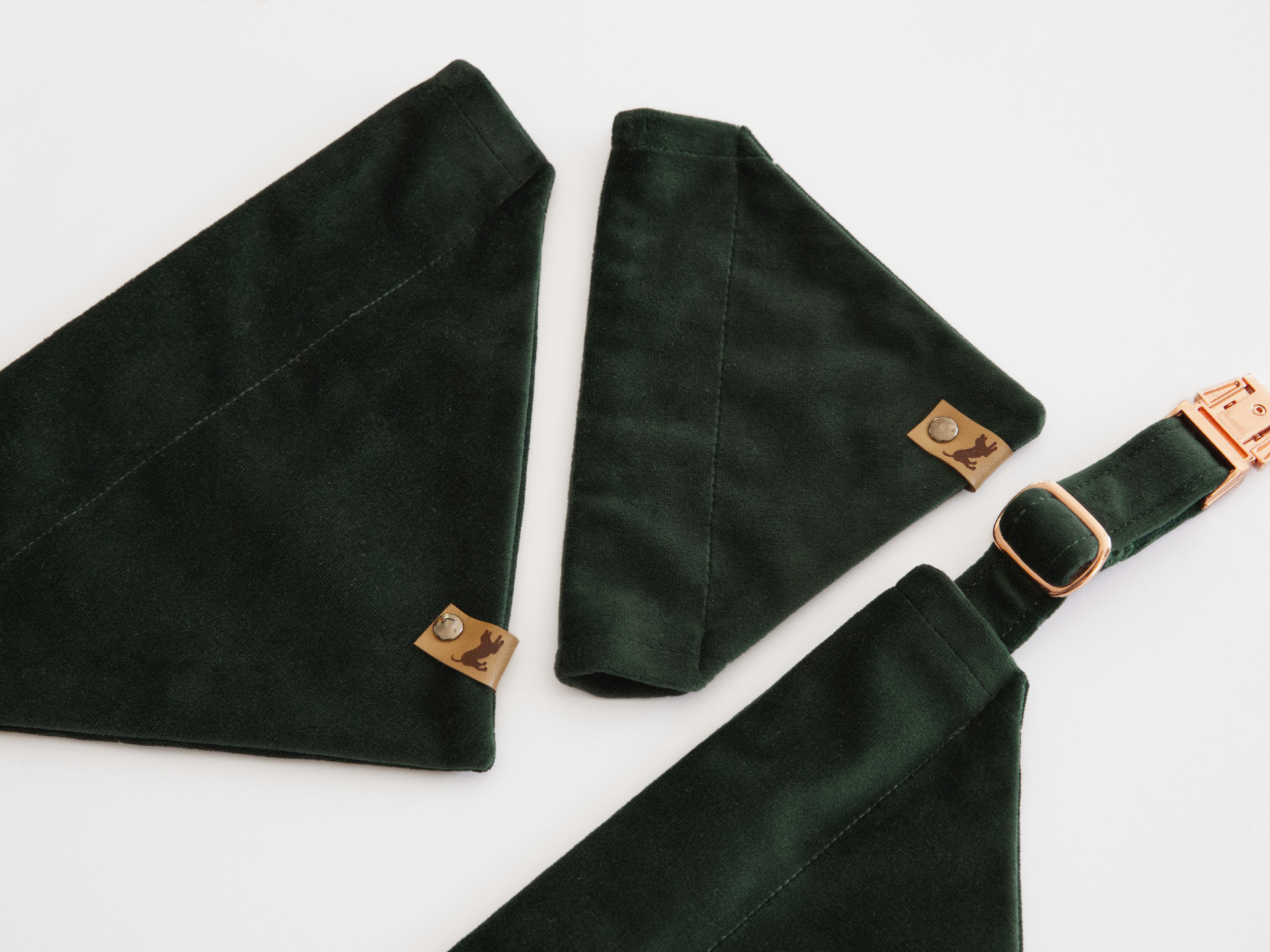 Welurowa bandana dla psa w kolorze butelkowej zieleni w różnych rozmiarach