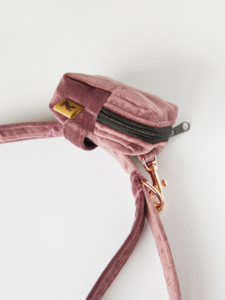 Welurowe wrzosowe etui na kupoworki założone na smycz