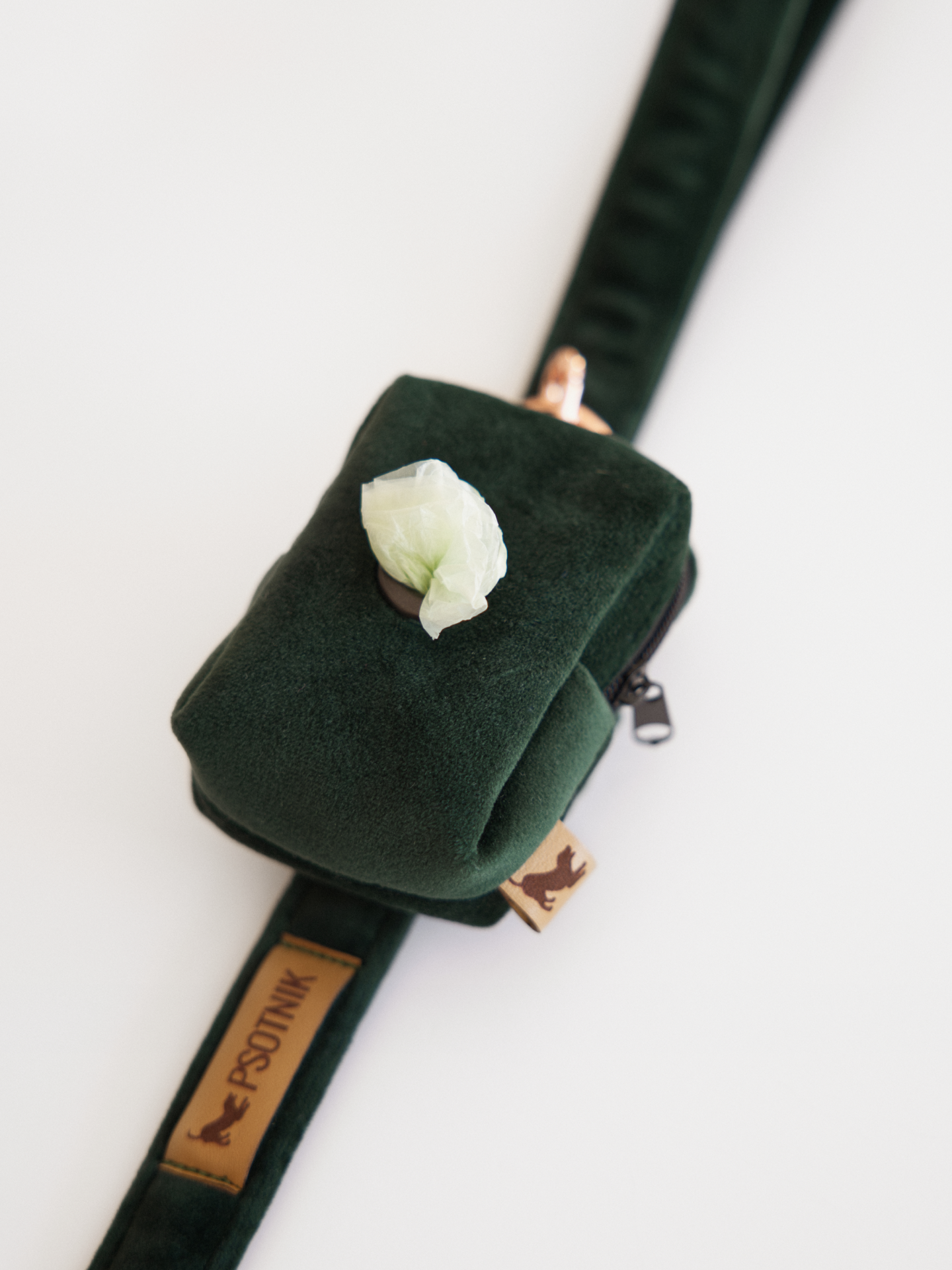 Welurowe etui na kupoworki w kolorze butelkowej zieleni