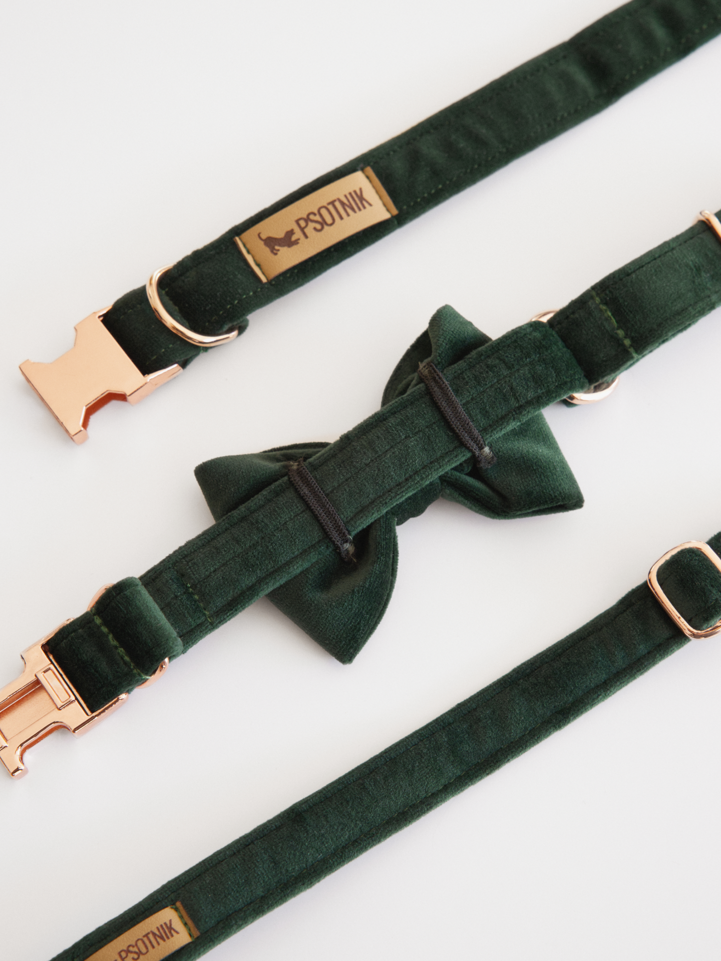 Welurowa kokarda dla psa w kolorze butelkowej zieleni od tyłu