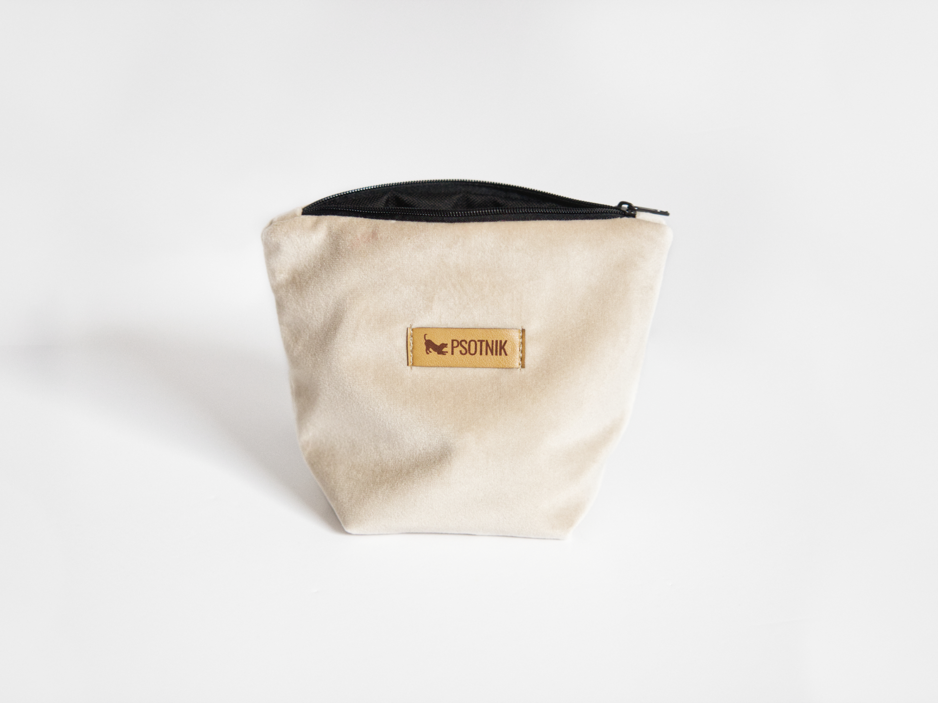 Welurowa saszetka na smaczki dla psa w kolorze jasnego beżu