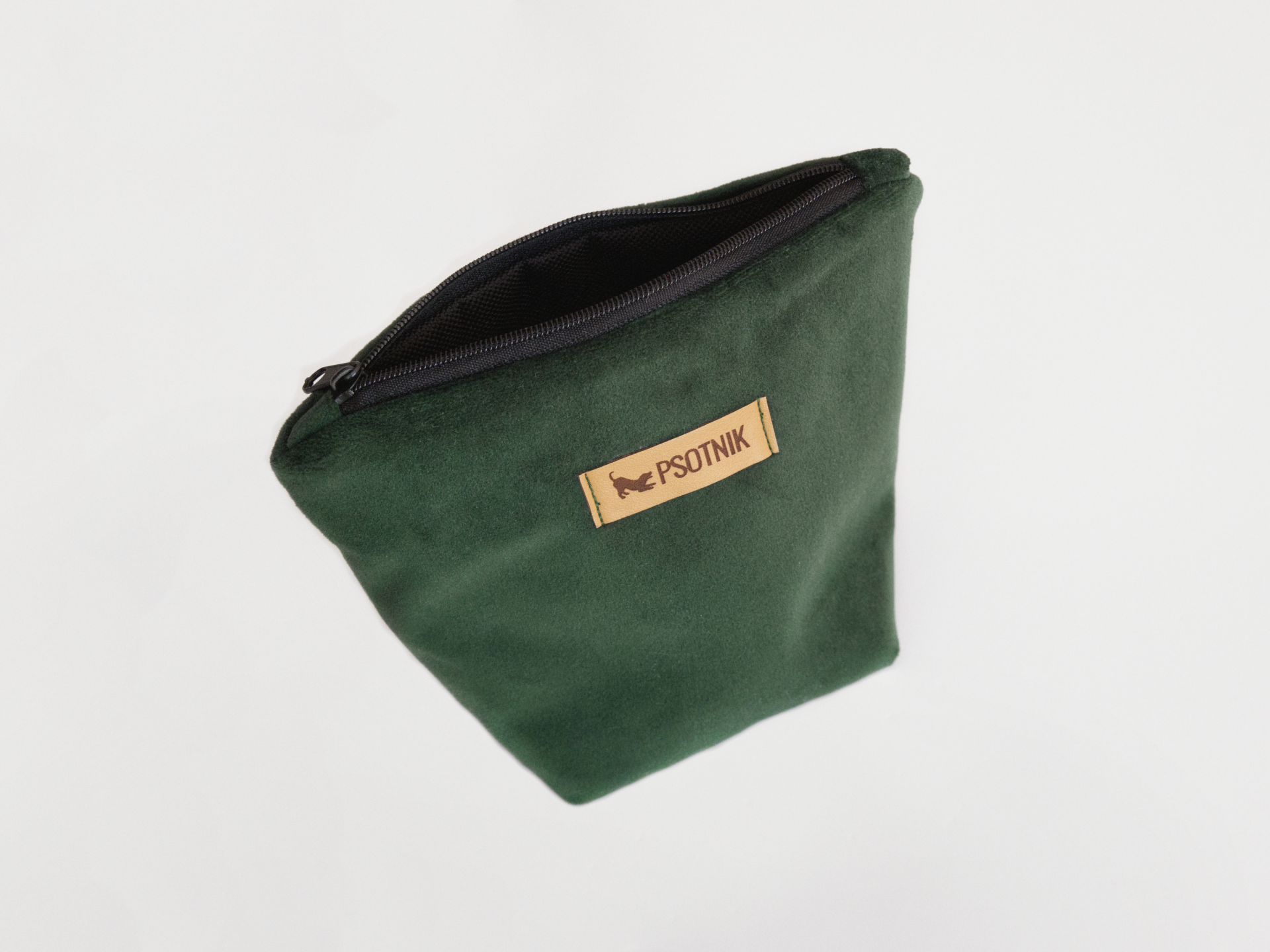 Welurowa saszetka na smaczki dla psa w kolorze butelkowej zieleni