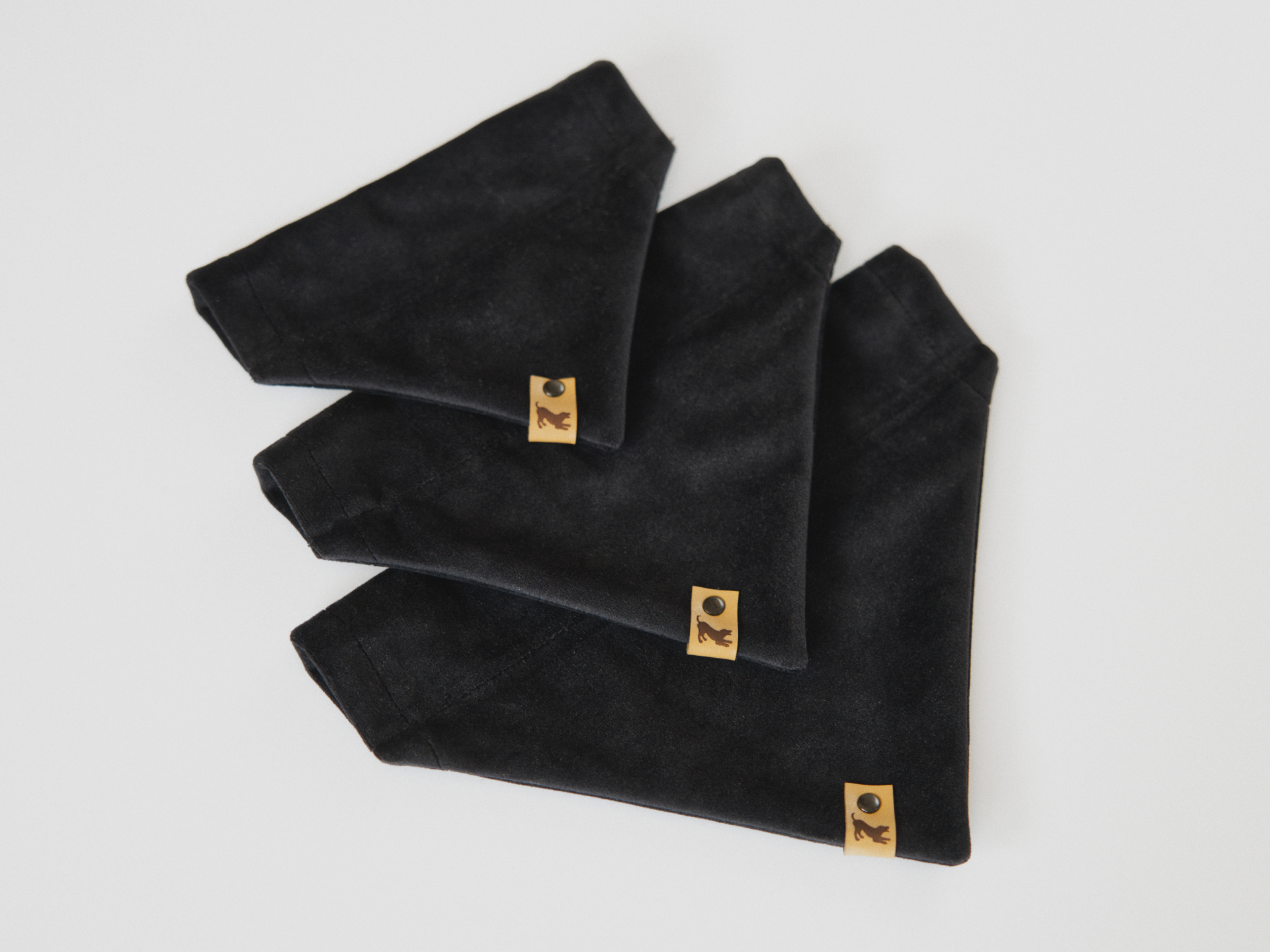 Trzy rozmiary bandany dla psa w kolorze czerni