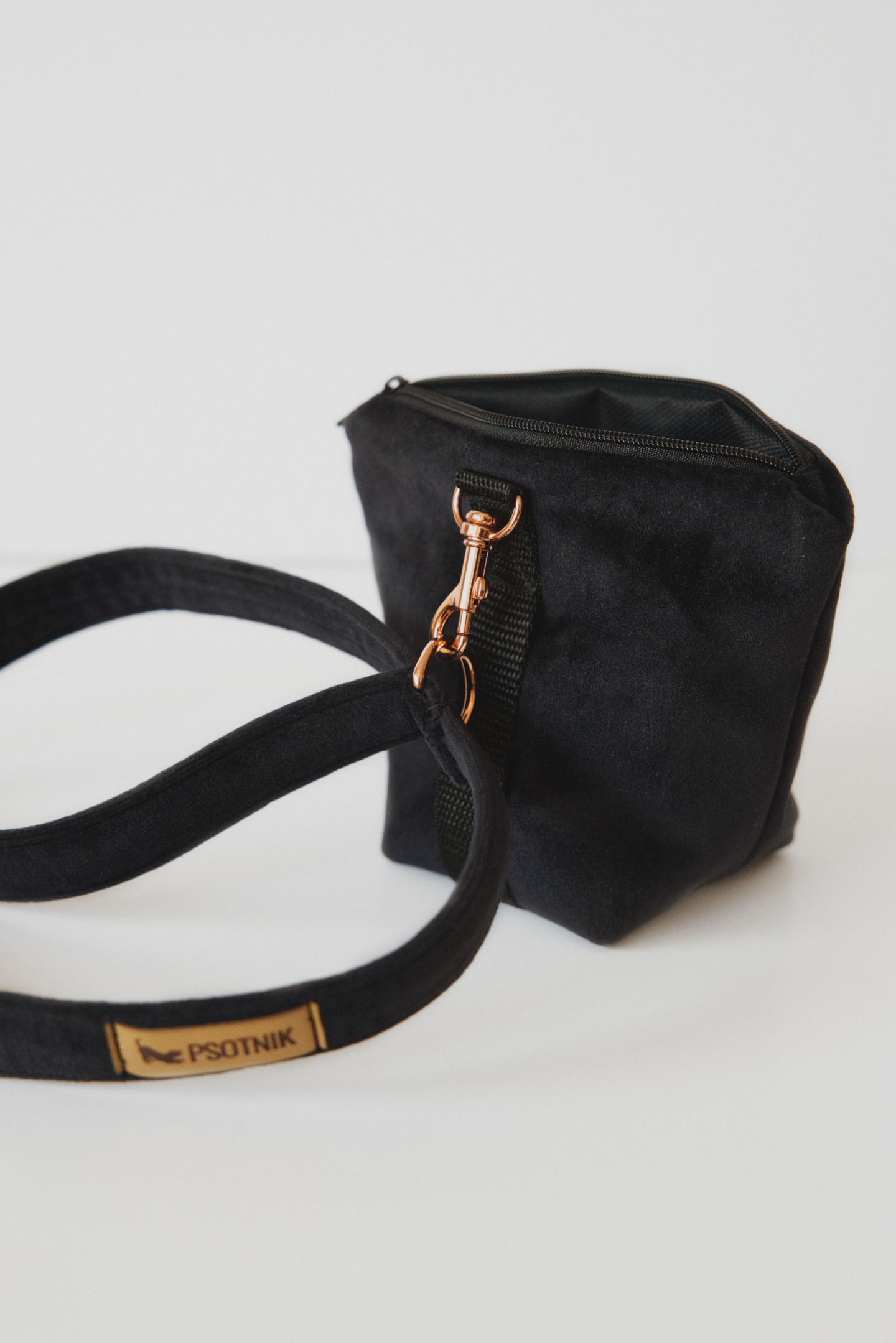 Saszetka na smaczki w kolorze czerni przyczepiona do smyczy