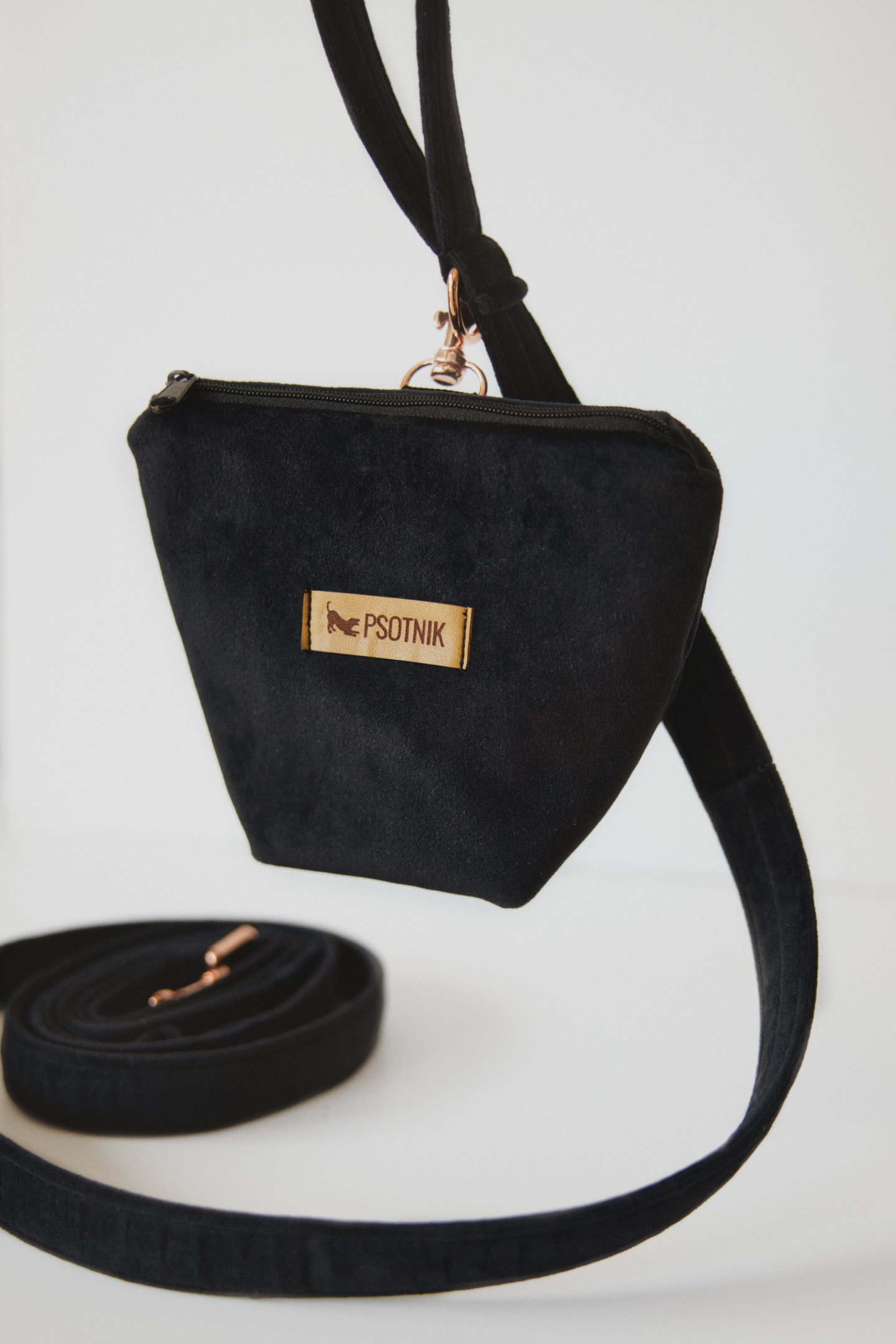 Saszetka na smaczki w kolorze czerni przyczepiona do smyczy