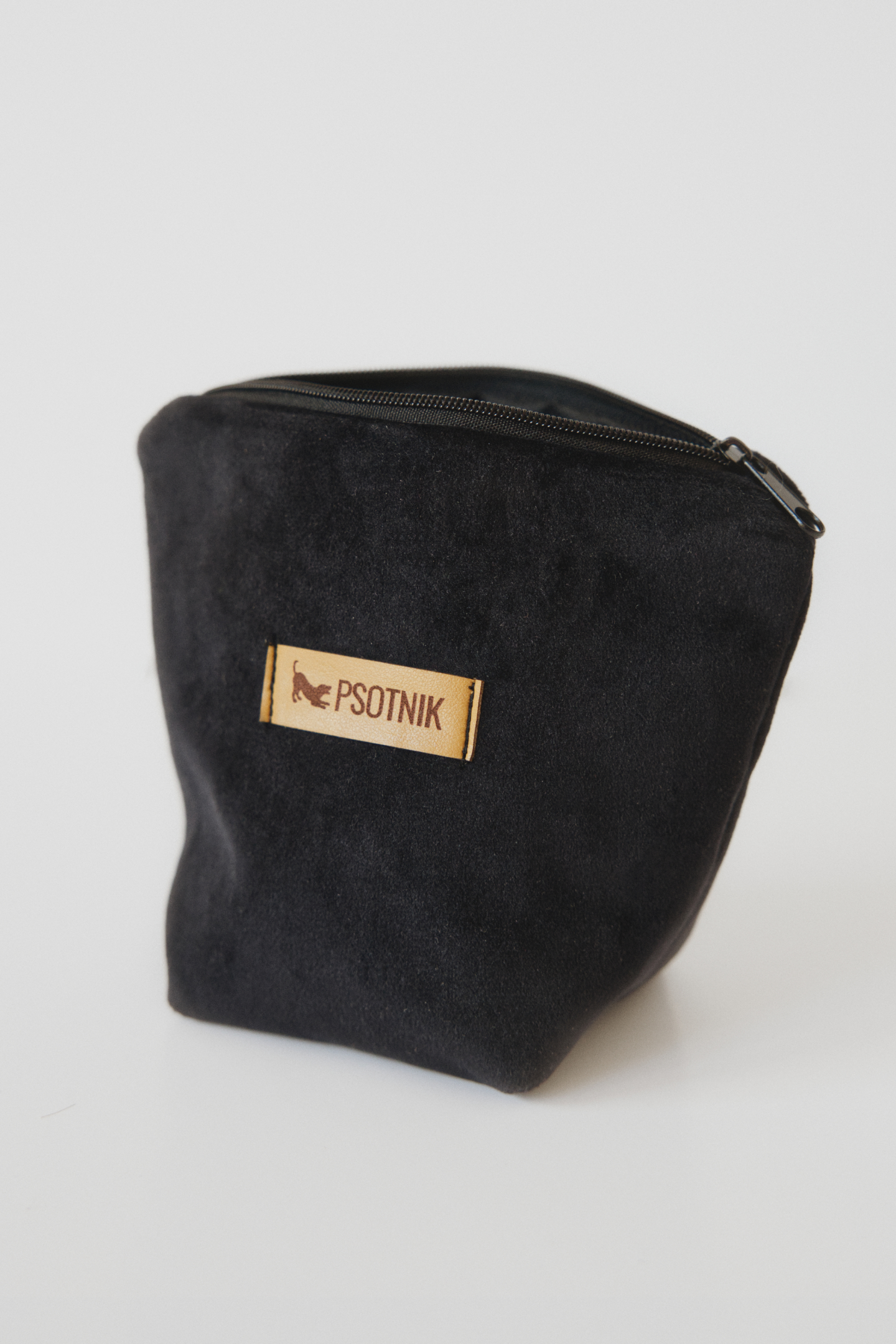 Otwarta saszetka na smaczki w kolorze czerni