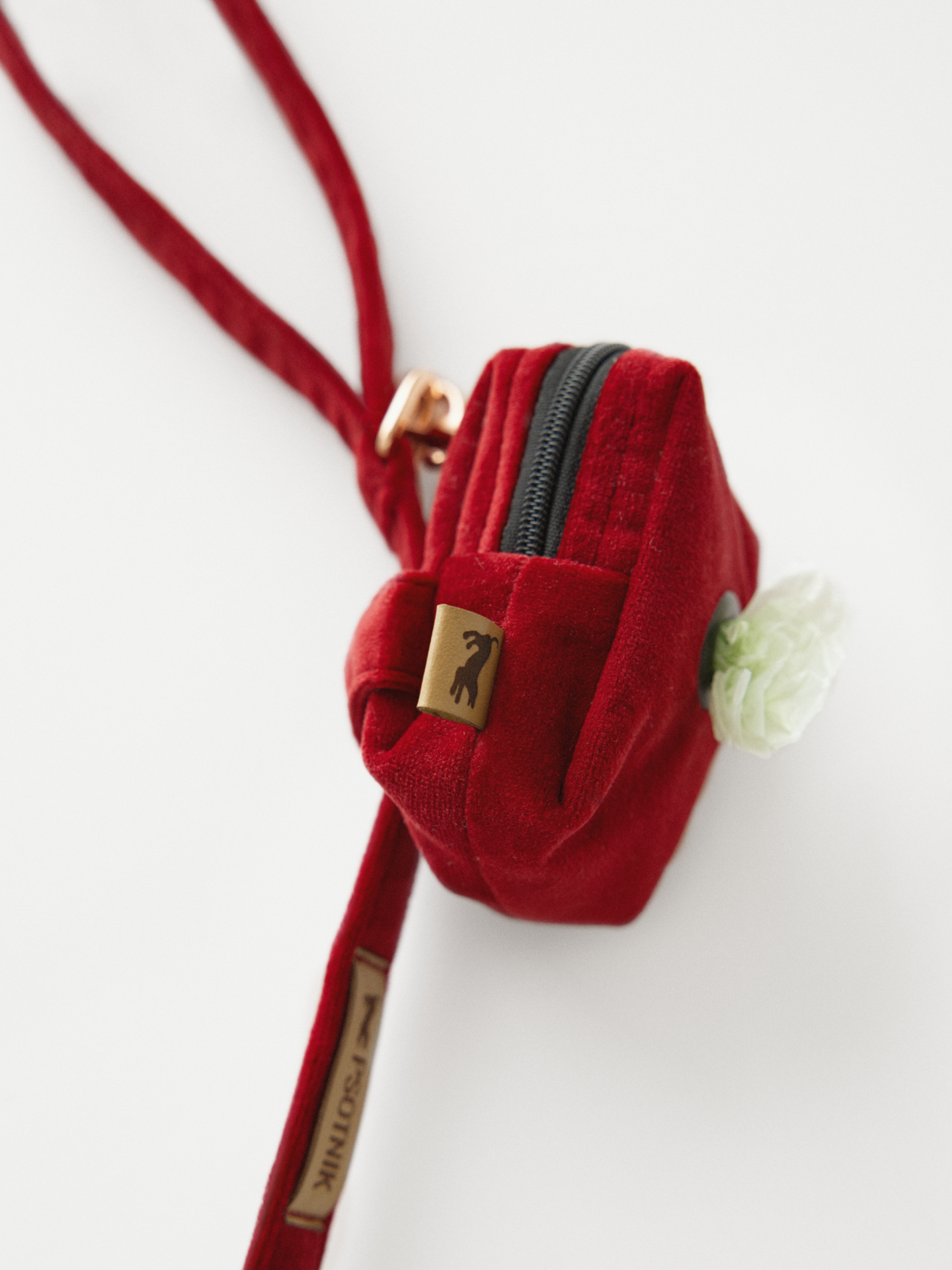 Bordowe welurowe etui na kupoworki założone na smycz