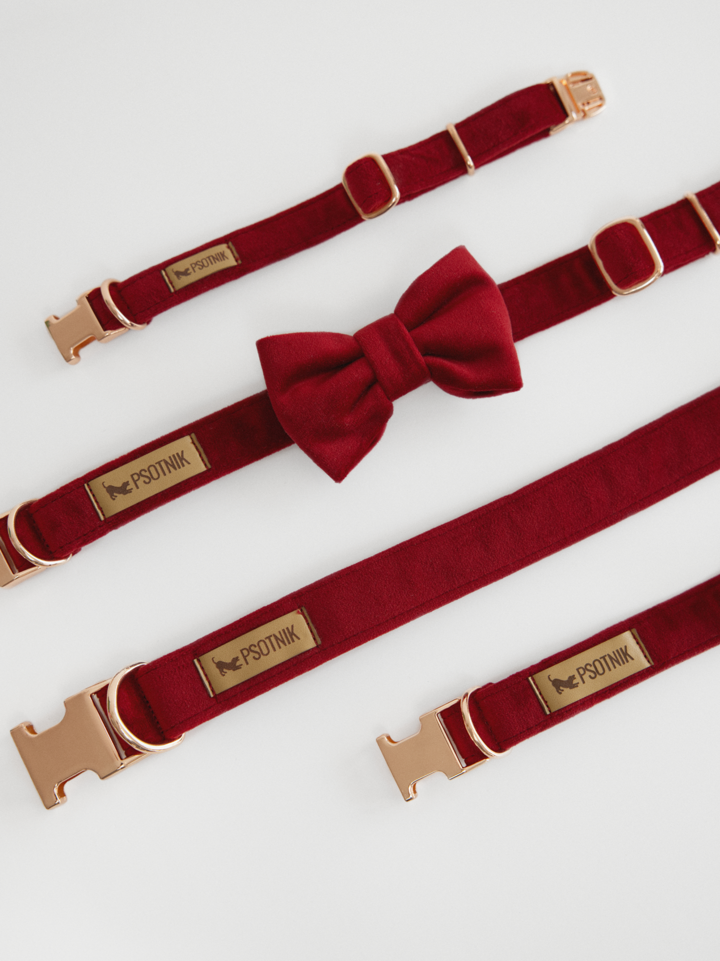 Bordowa welurowa kokarda dla psa założona na obrożę