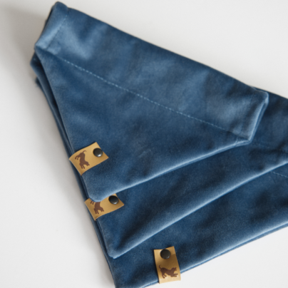 Welurowa bandana dla psa w kolorze niebieskim