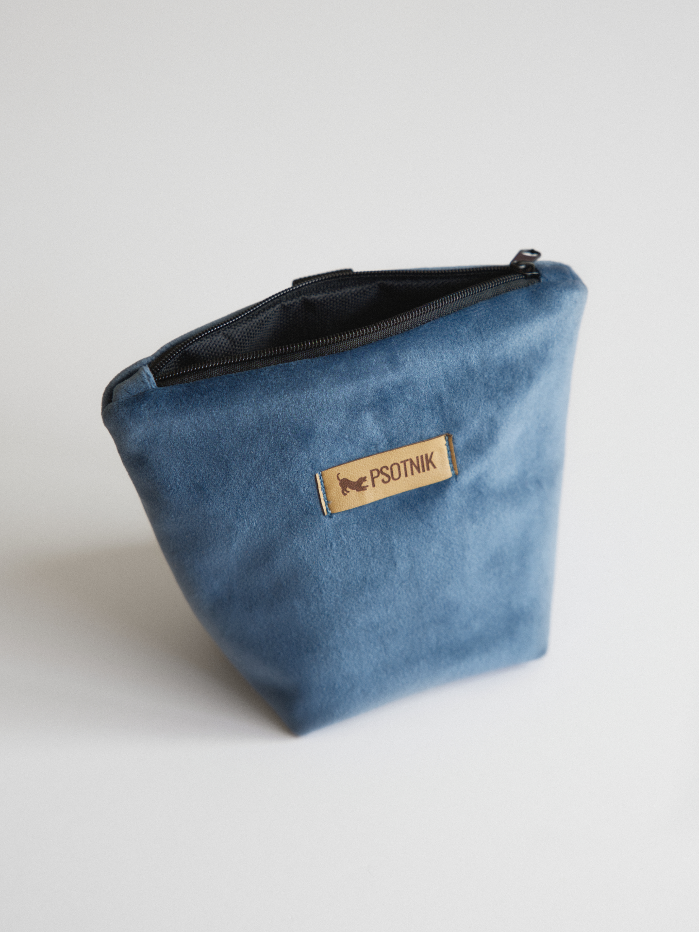 Welurowa saszetka na smaczki w kolorze niebieskim