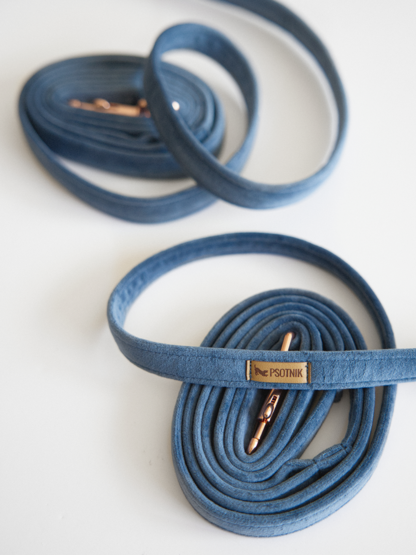 Welurowa smycz miejska dla psa w kolorze niebieskim