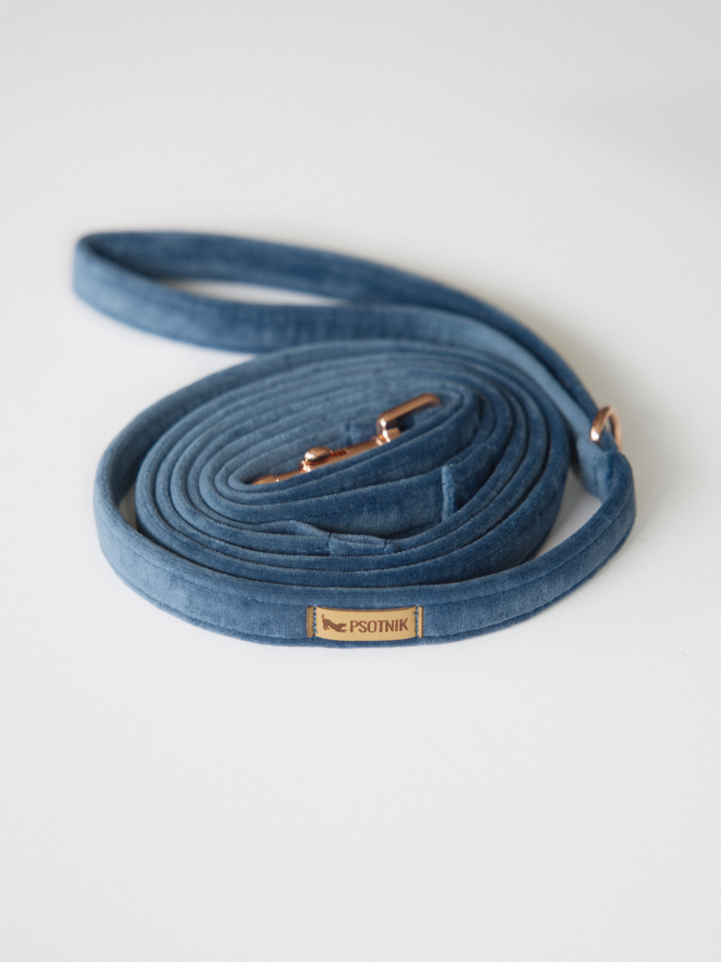 Welurowa smycz miejska dla psa w kolorze niebieskim