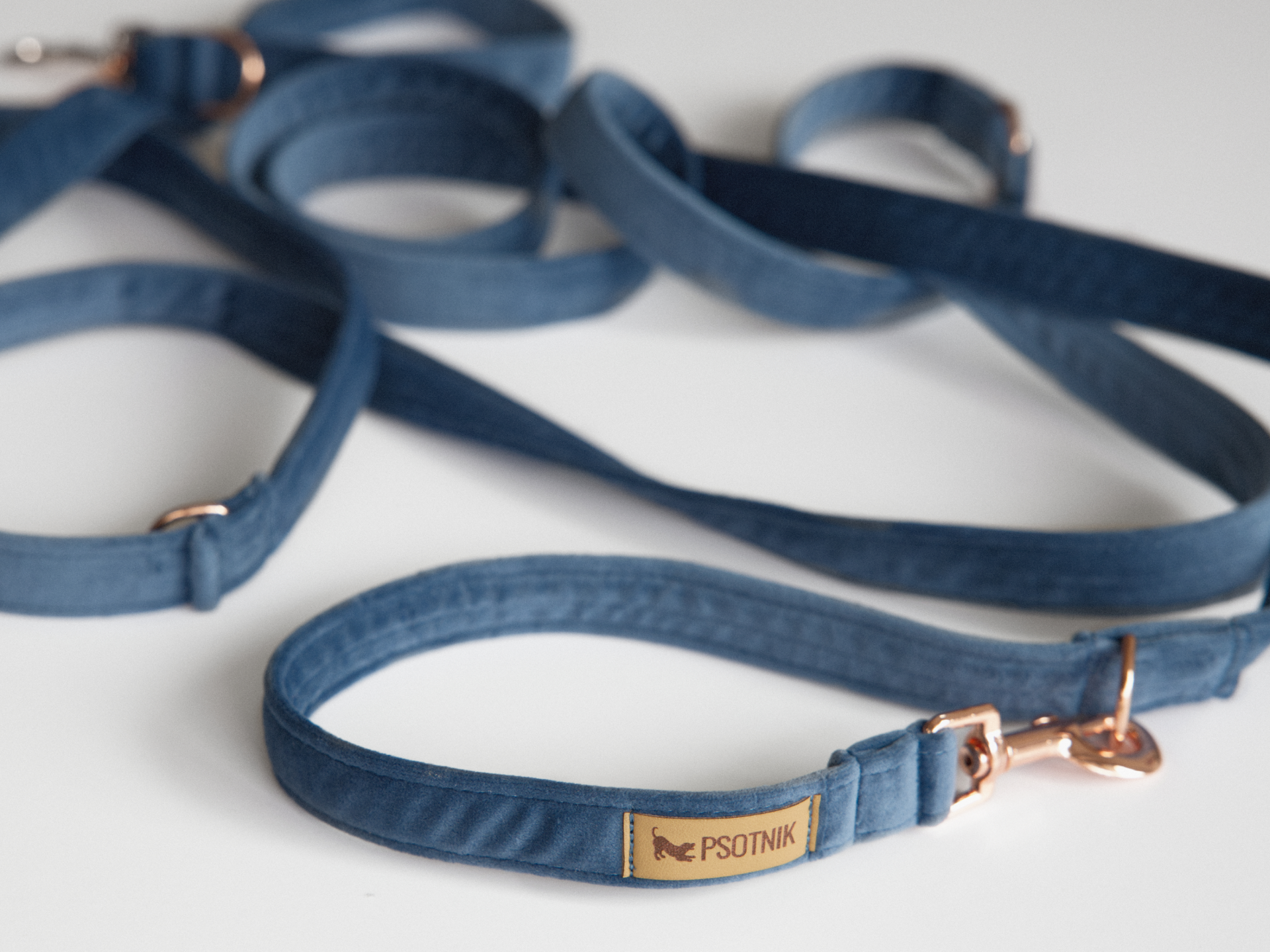 Welurowa smycz przepinana w kolorze niebieskim