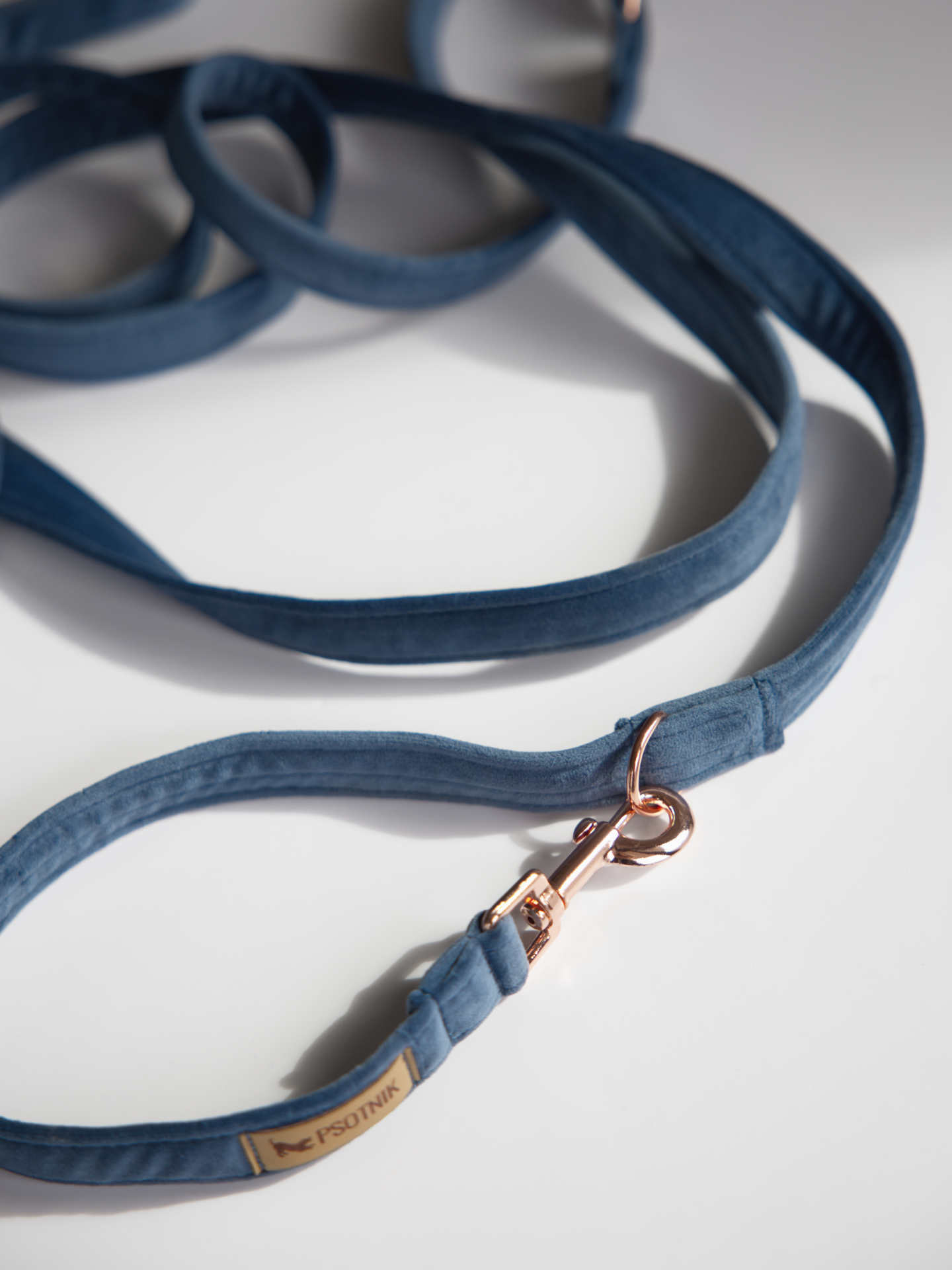 Welurowa smycz przepinana w kolorze niebieskim