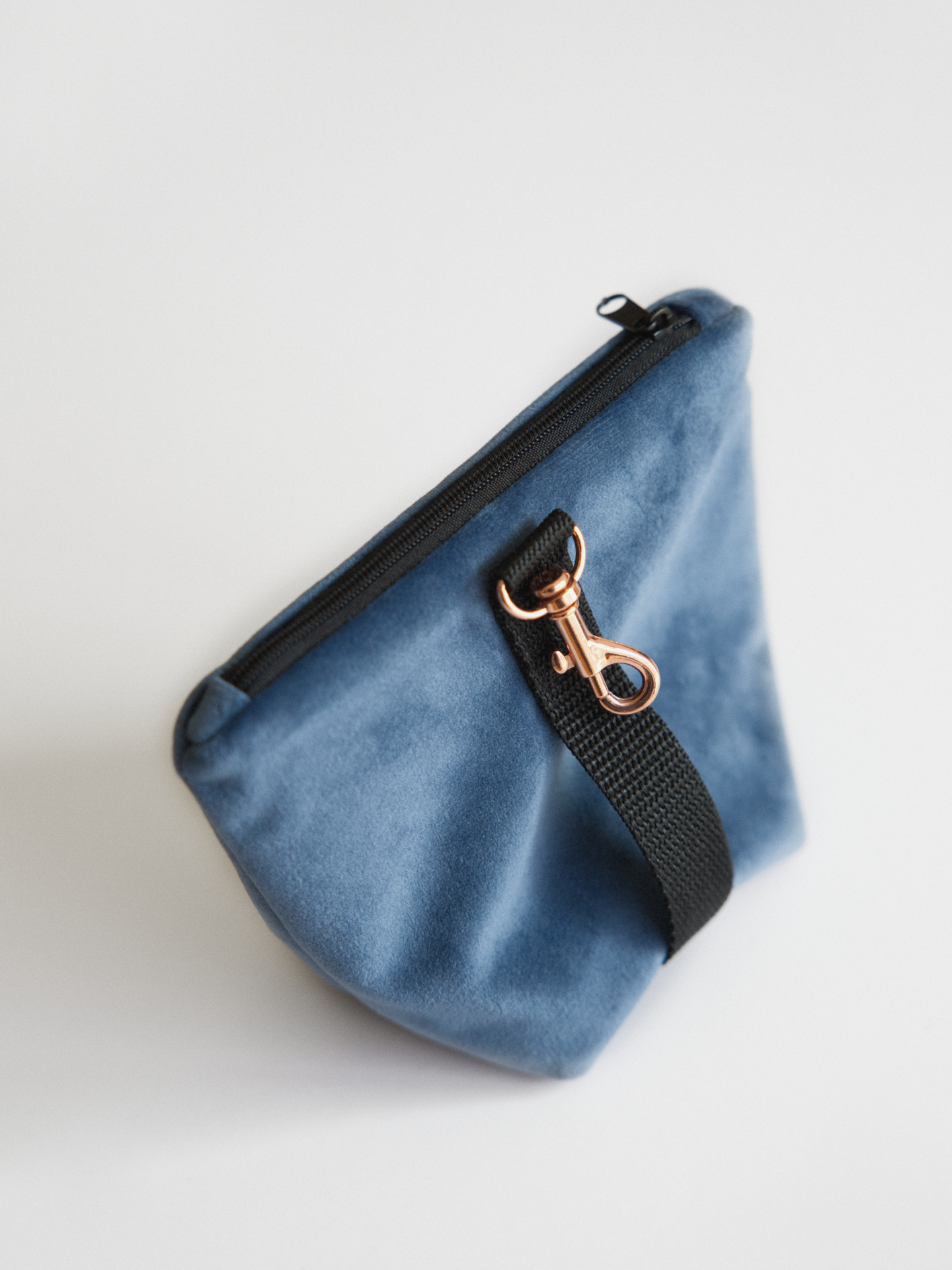 Welurowa niebieska saszetka na smaczki od tyłu