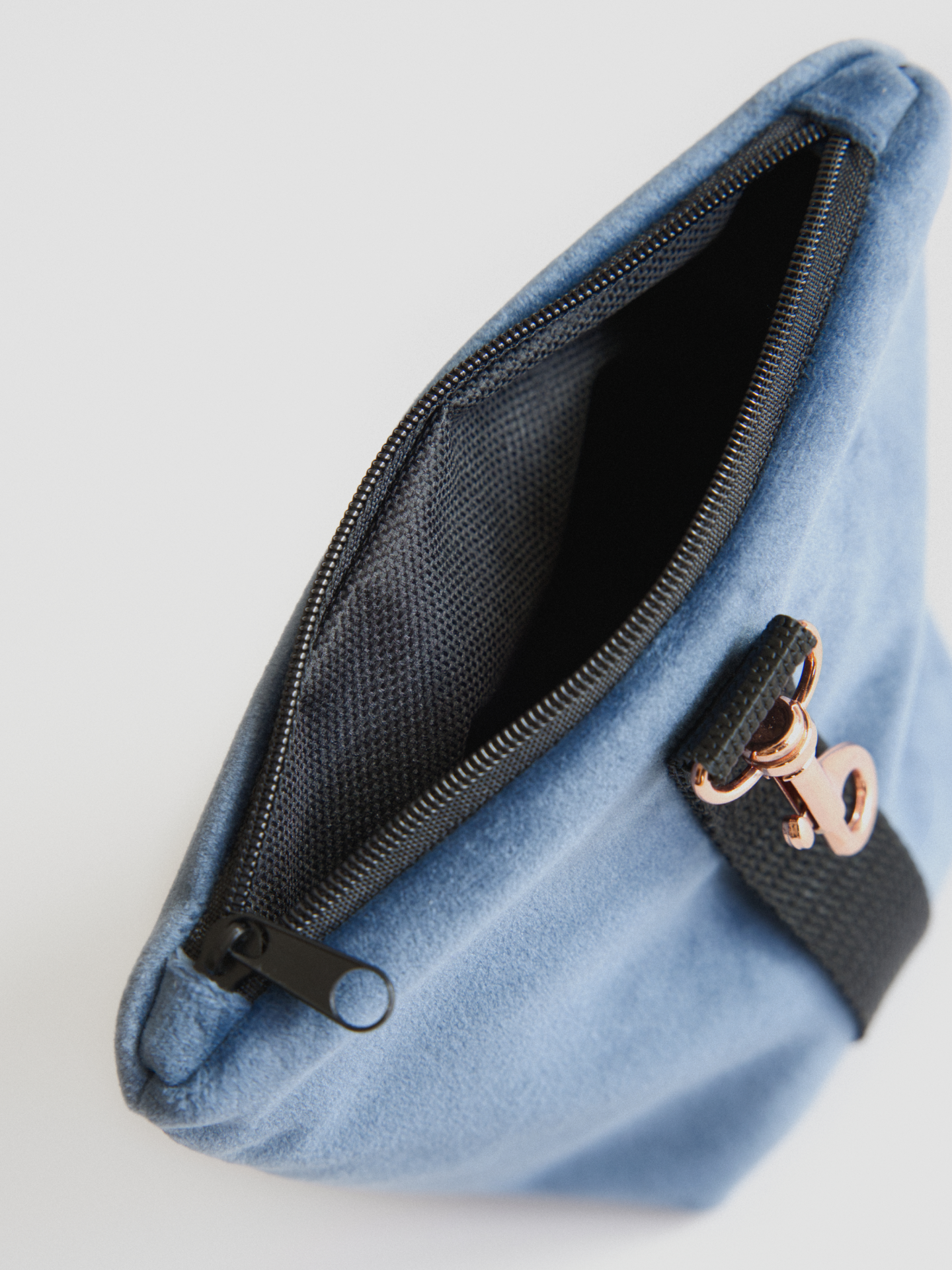 Welurowa niebieska saszetka na smaczki, otwarty zamek i wodoodporne wnętrze