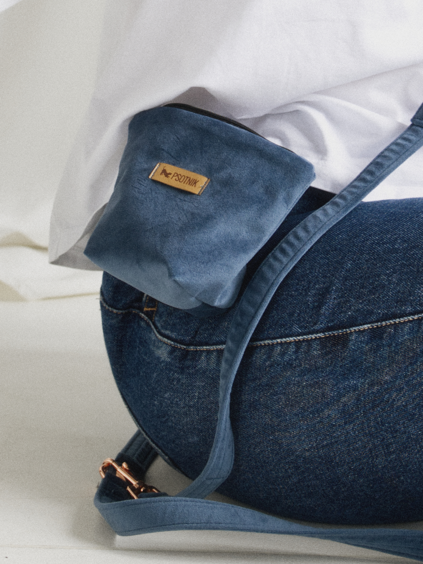 Zdjęcie saszetki na smaczki przypiętej do szlufki od spodni