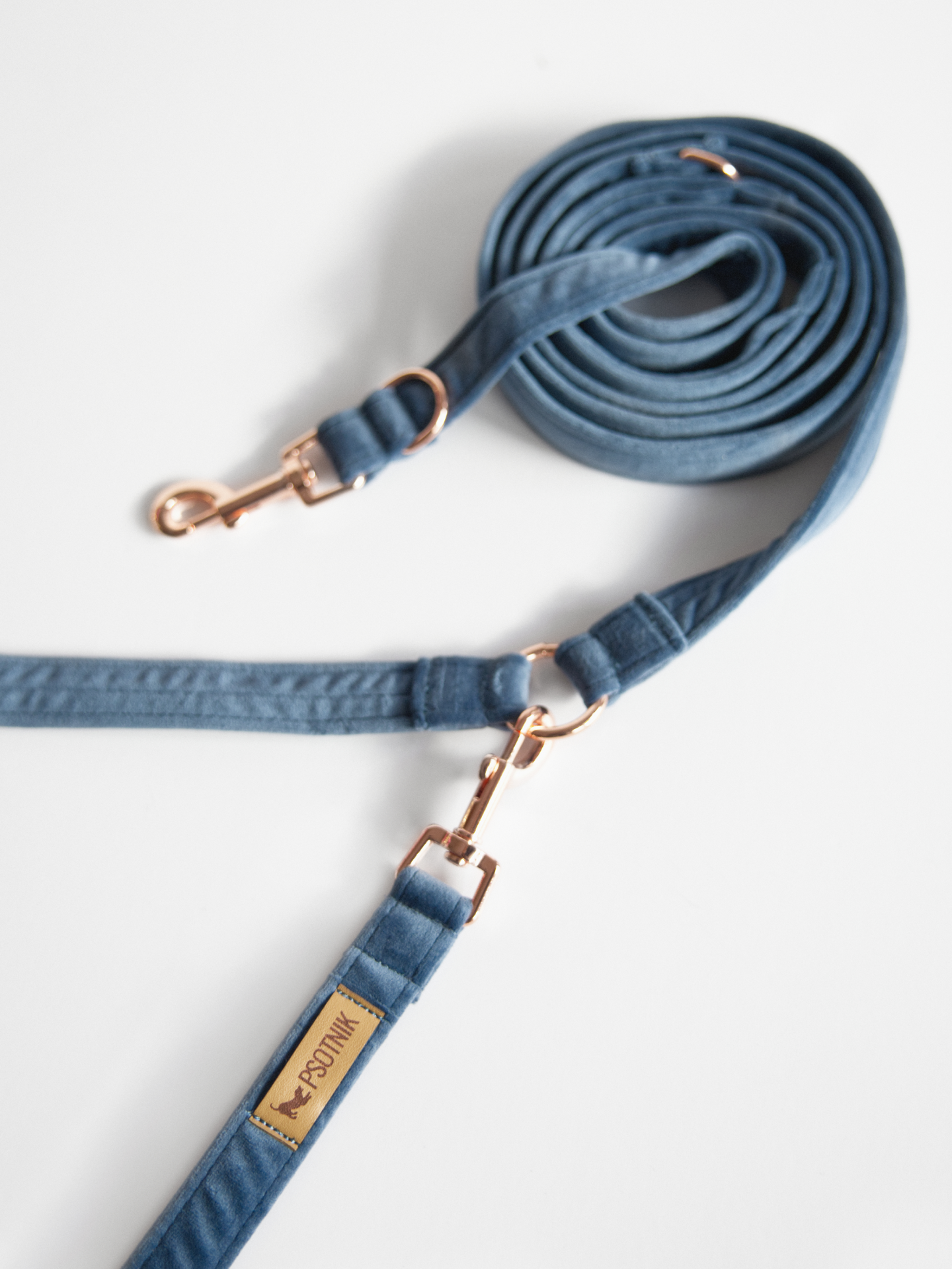 Welurowa smycz przepinana dla psa w kolorze niebieskim