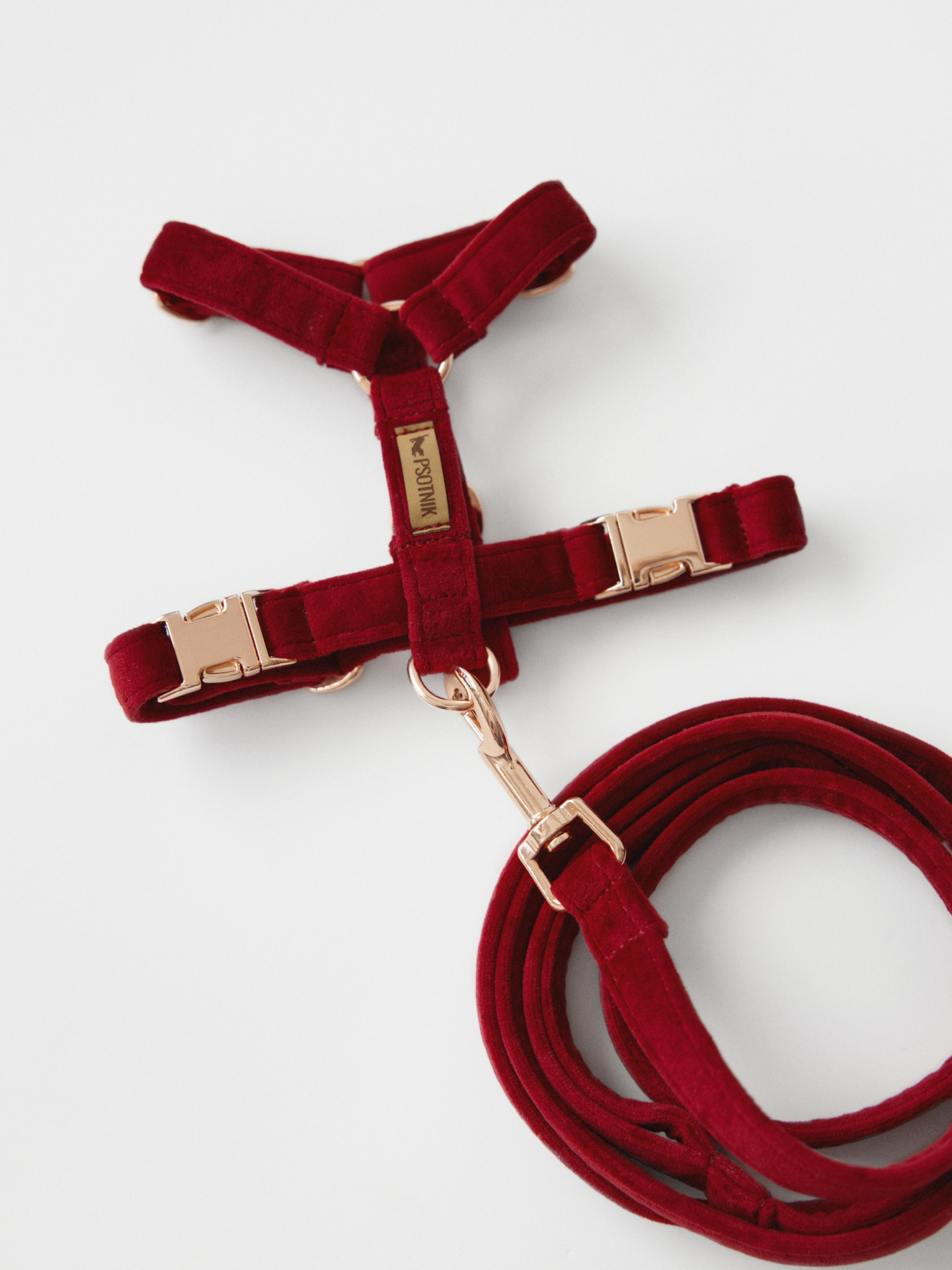 Bordowe welurowe szelki typu guard dla psa przypięte do smyczy