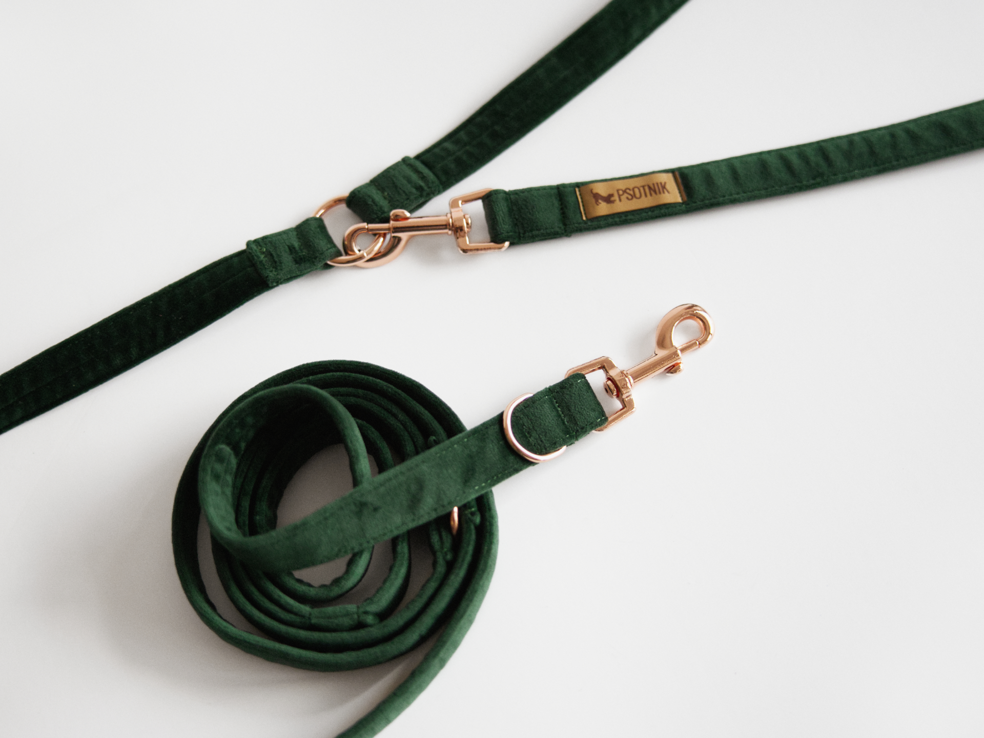 Welurowa smycz przepinana dla psa w kolorze butelkowej zieleni
