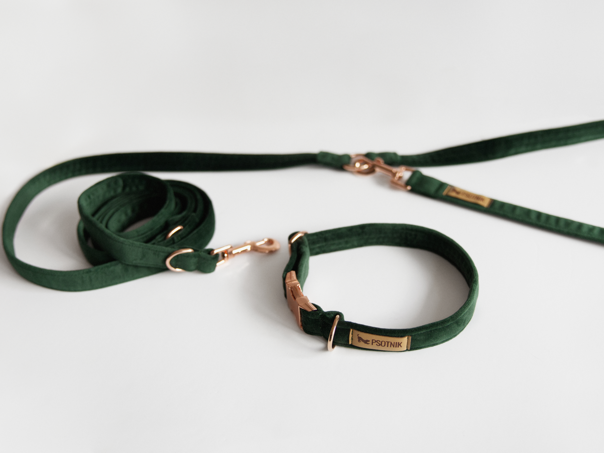 Welurowa smycz przepinana dla psa w kolorze butelkowej zieleni