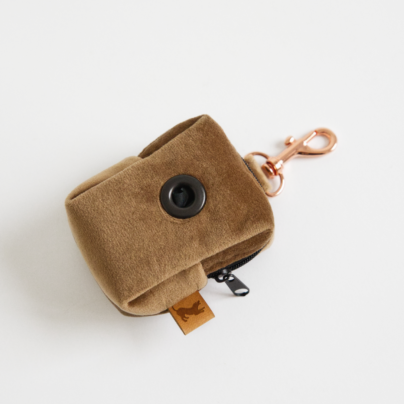 Brązowe welurowe etui na kupoworki dla psa