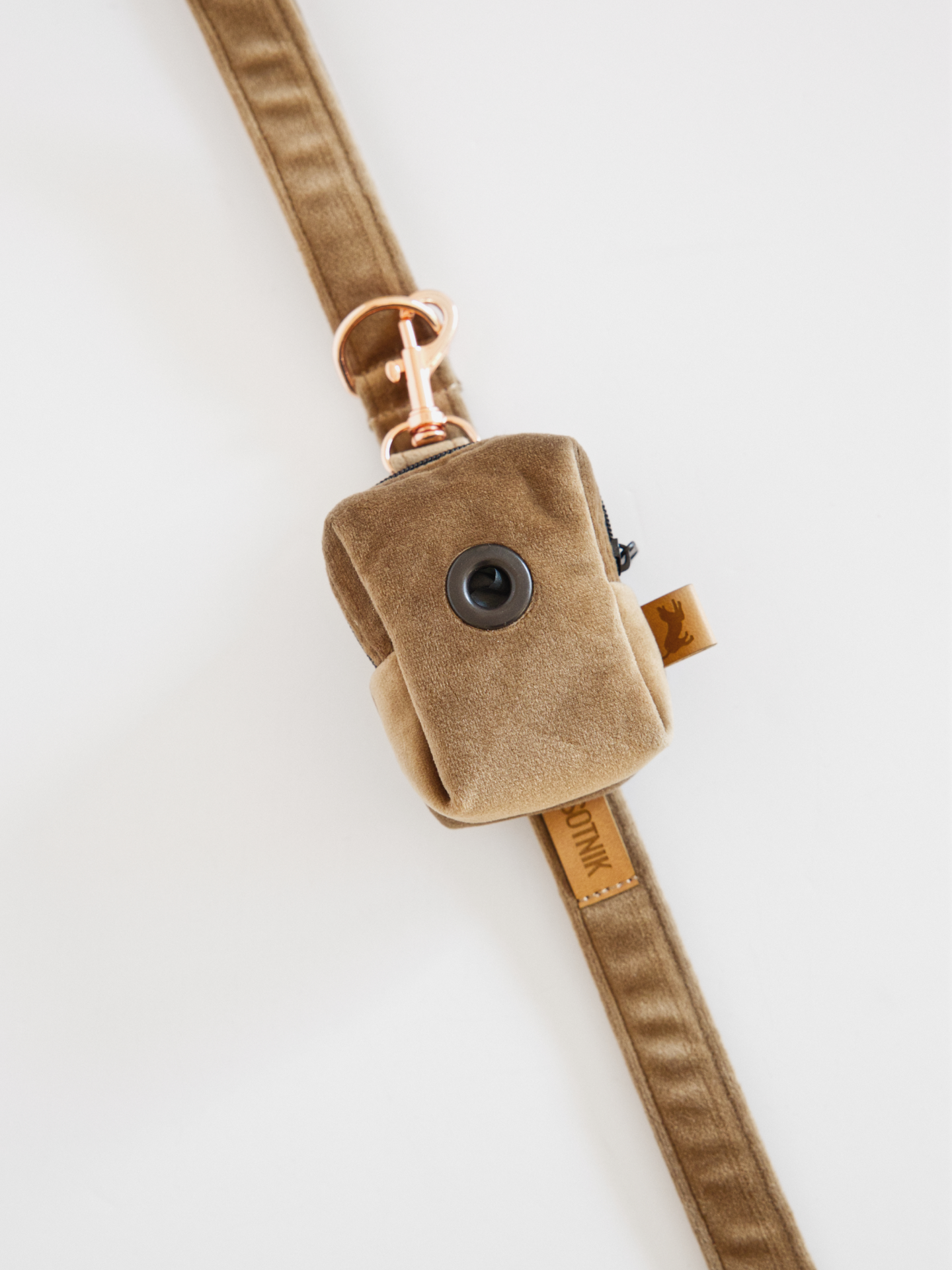 Brązowe welurowe etui na kupoworki przypięte do smyczy