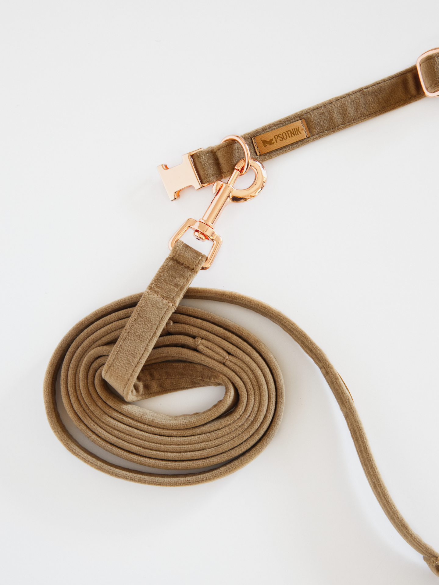 Brązowa welurowa smycz miejska dla psa