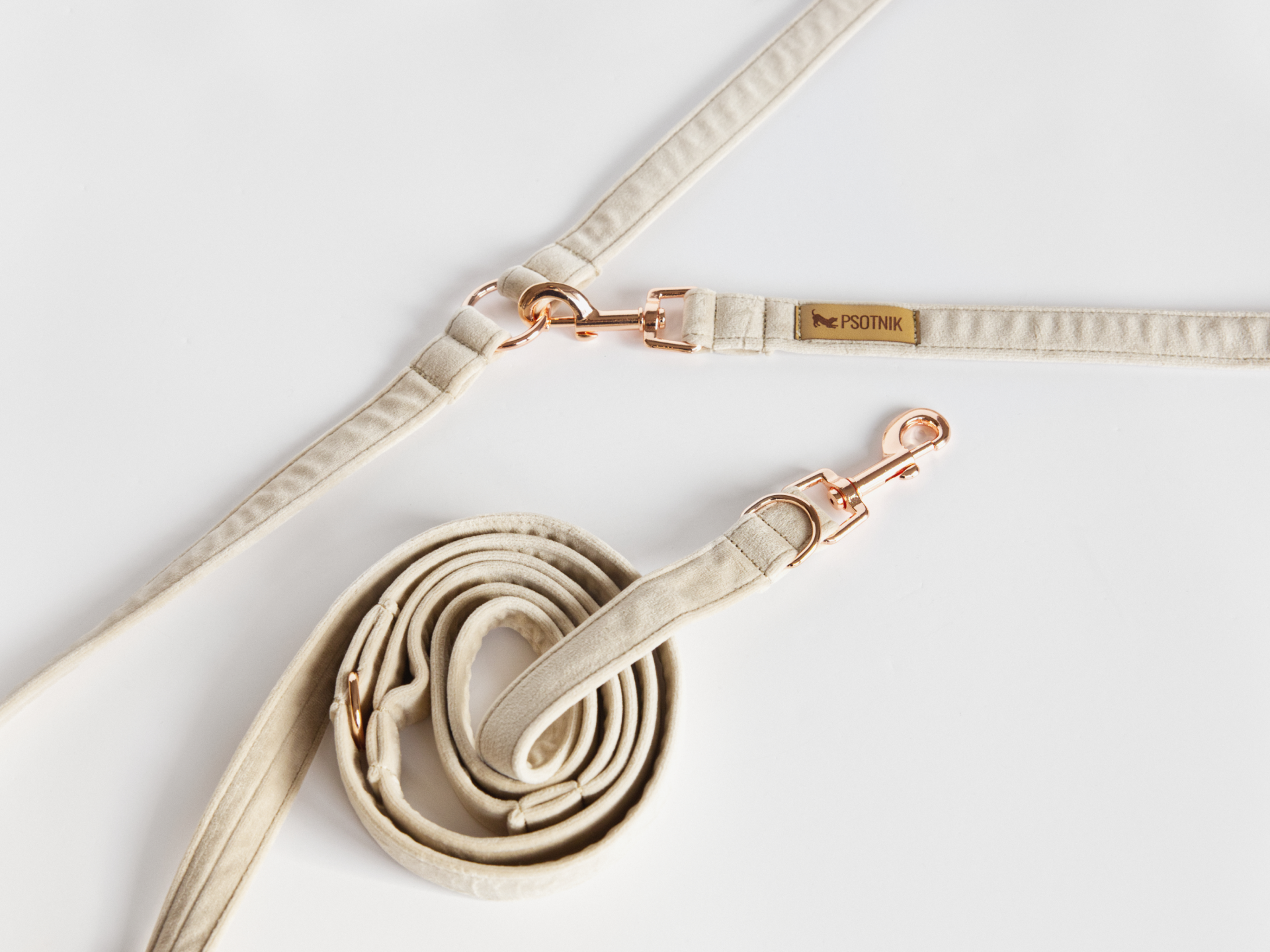 Welurowa smycz przepinana dla psa w kolorze jasnego beżu