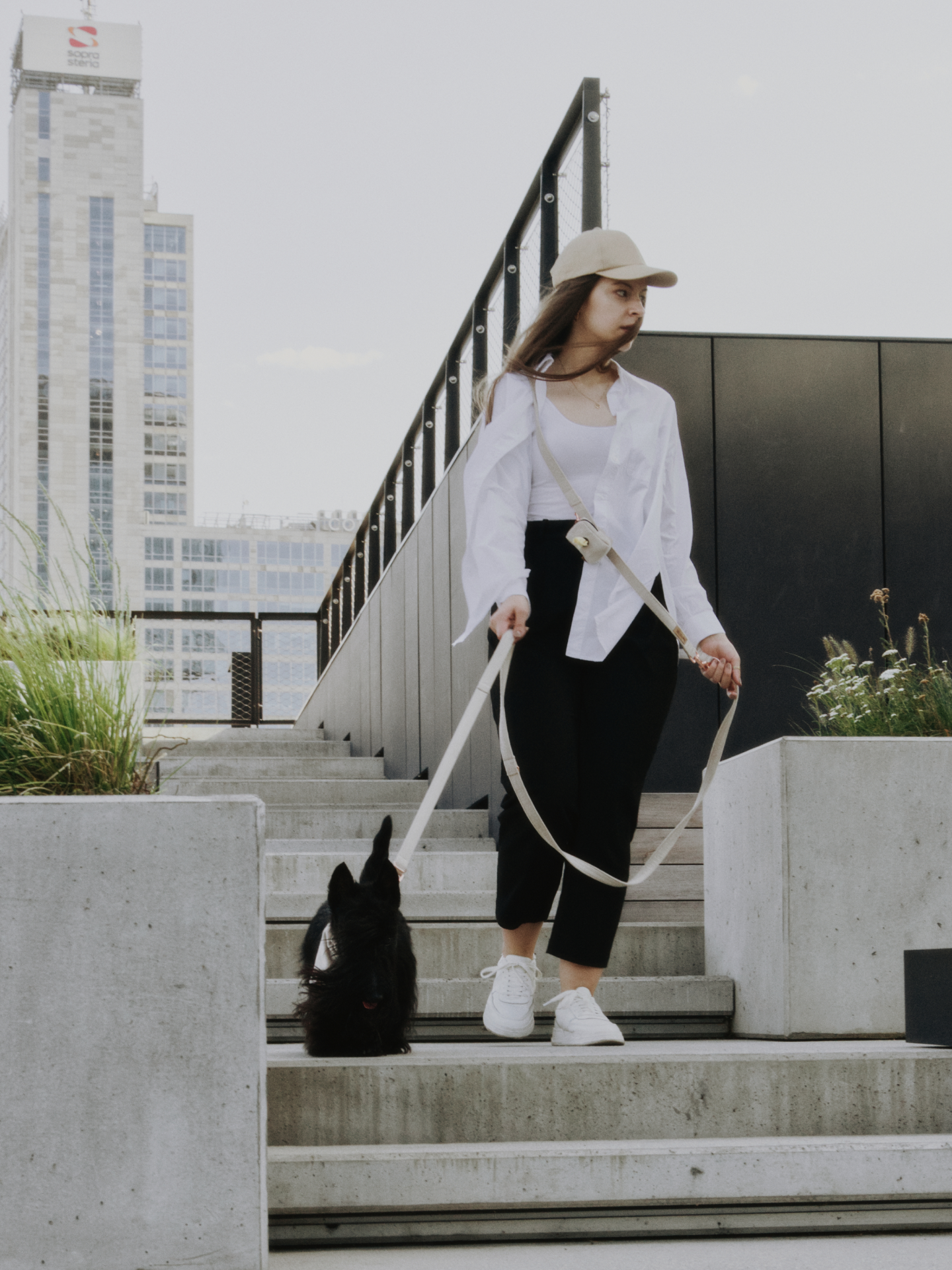 Zdjęcie welurowej smyczy przepinanej handsfree w kolorze jasnego beżu